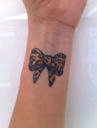 一幅手腕上漂亮的蝴蝶结纹身