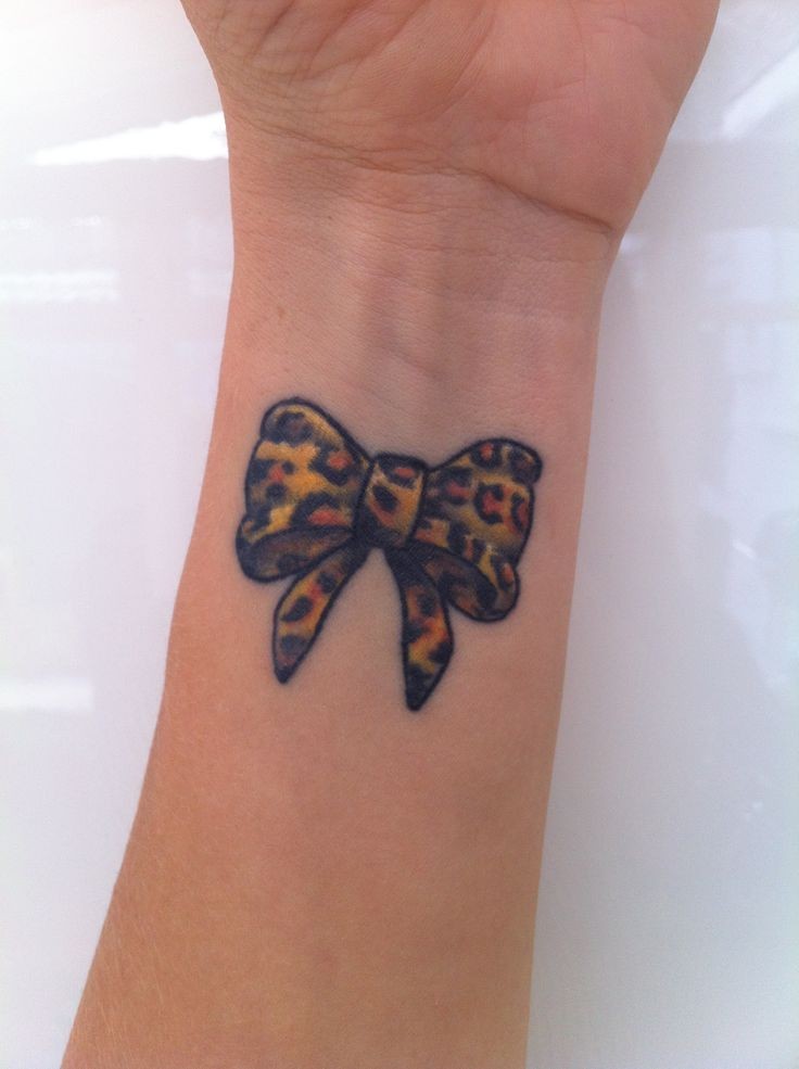 点击大图看下一张：一幅手腕上漂亮的蝴蝶结纹身