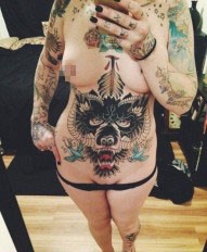 点击大图看下一张:性感女孩霸气的纹身写真