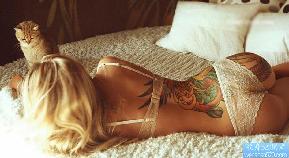 点击大图看下一张：性感女孩的腰部纹身图案