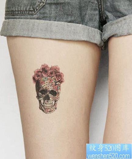 点击大图看下一张：女孩大腿上的骷髅花纹身