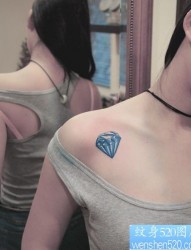 一幅女人肩部彩色钻石纹身作品