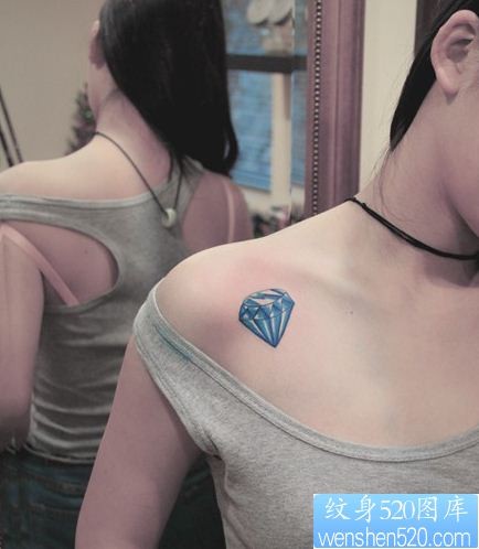 点击大图看下一张：一幅女人肩部彩色钻石纹身作品
