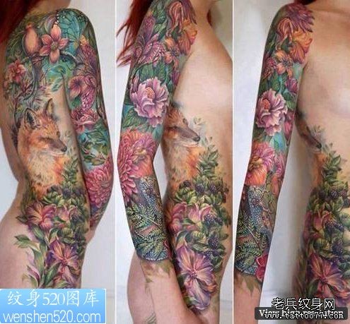 点击大图看下一张：女人彩色花臂纹身作品