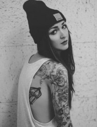 一幅女人黑白花臂纹身作品