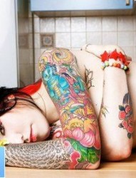 一幅女人彩色花臂纹身作品
