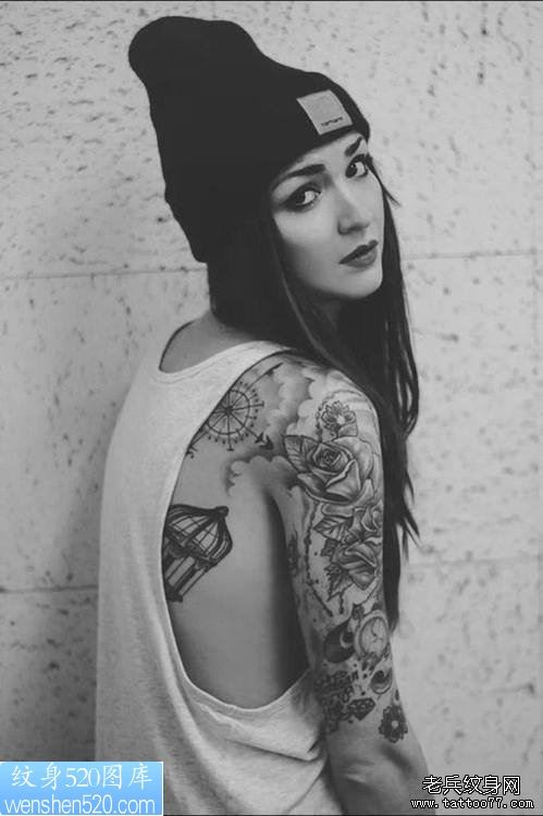 点击大图看下一张：一幅女人黑白花臂纹身作品