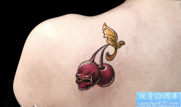 点击大图看下一张：一幅女人肩背彩色樱桃纹身作品