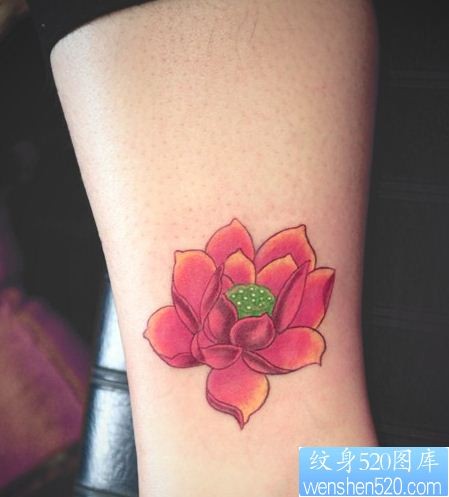 点击大图看下一张：女人手腕流行的彩色莲花纹身作品