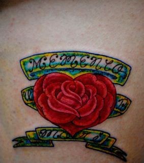 点击大图看下一张：心形玫瑰花纹身图案图案