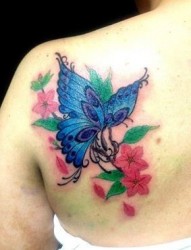 女孩后肩蝴蝶和花纹身图案
