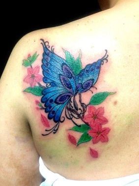 点击大图看下一张：女孩后肩蝴蝶和花纹身图案