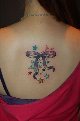 点击大图看下一张：女孩后背蝴蝶结和小星星纹身图案
