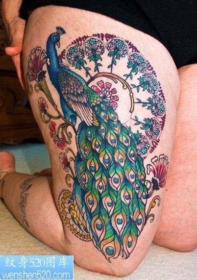 点击大图看下一张：女性大腿蓝孔雀纹身图案图案