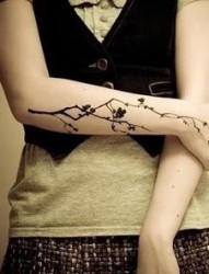 女孩手臂梅花纹身图案图案