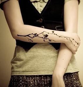 点击大图看下一张：女孩手臂梅花纹身图案图案
