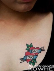 女孩胸前红色桃心纹身图案