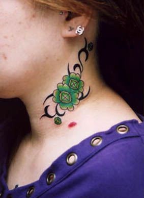 点击大图看下一张:女孩脖子处彩色图腾小花纹身图案