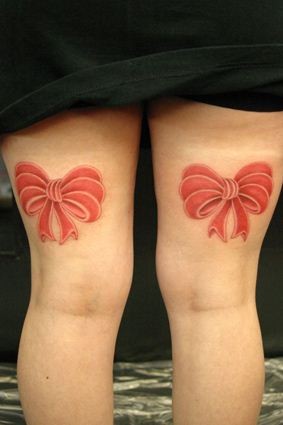 点击大图看下一张：女孩大腿背后彩色蝴蝶结纹身图案