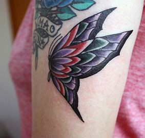 点击大图看下一张：手臂彩色蝴蝶纹身图案
