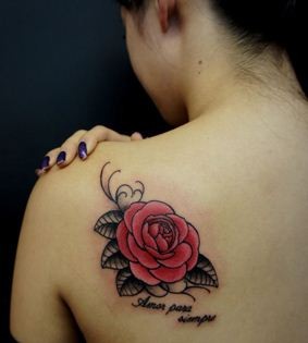 点击大图看下一张：女孩后肩逼真的玫瑰花纹身图案图案