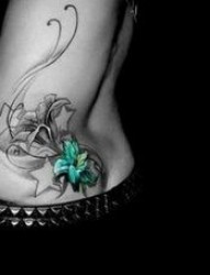女性腰部漂亮的花朵纹身