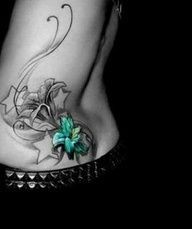 点击大图看下一张：女性腰部漂亮的花朵纹身