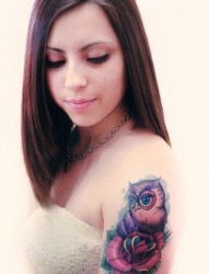 女孩手臂猫头鹰花纹身图案图案