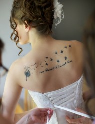 新娘背部漂亮的蒲公英纹身