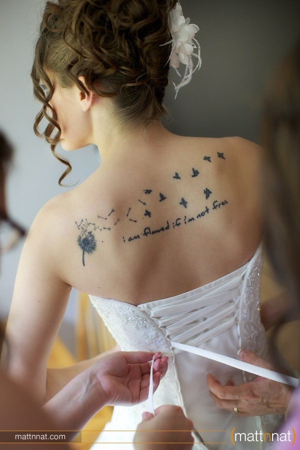 点击大图看下一张：新娘背部漂亮的蒲公英纹身