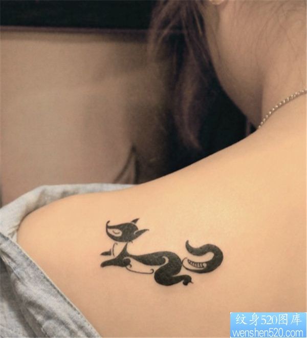 点击大图看下一张：女性肩背部小巧的狐狸纹身图案