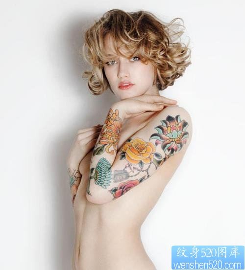 点击大图看下一张：tattoo girl全裸出境展示纹身图案