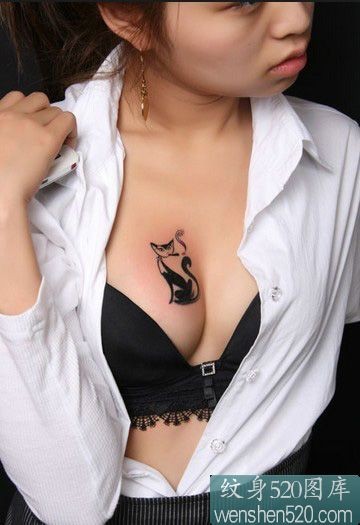 点击大图看下一张：胸部性感的狐狸纹身