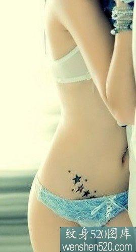 点击大图看下一张：美女腰部五角星图案纹身