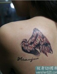 肩部字母和彩色翅膀纹身图案
