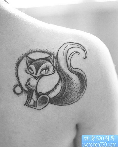 点击大图看下一张：肩部点刺小狐狸纹身图案