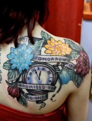 彩色花朵和钟表组合的肩部纹身图案