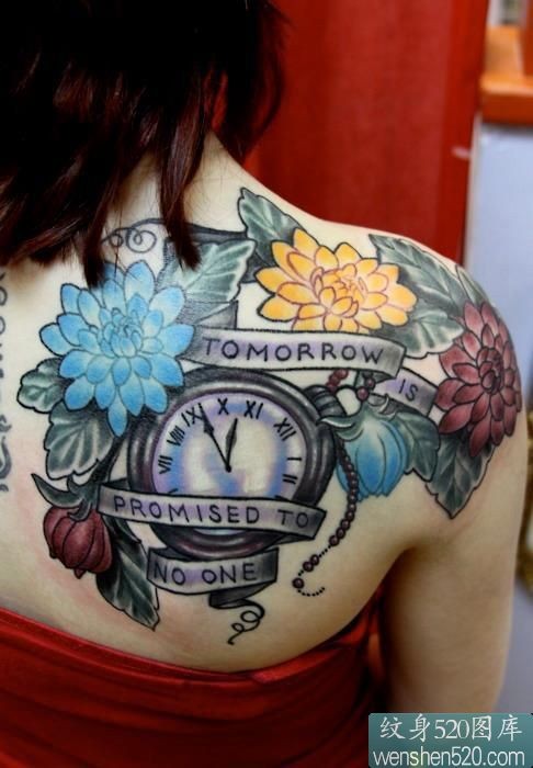 点击大图看下一张：彩色花朵和钟表组合的肩部纹身图案
