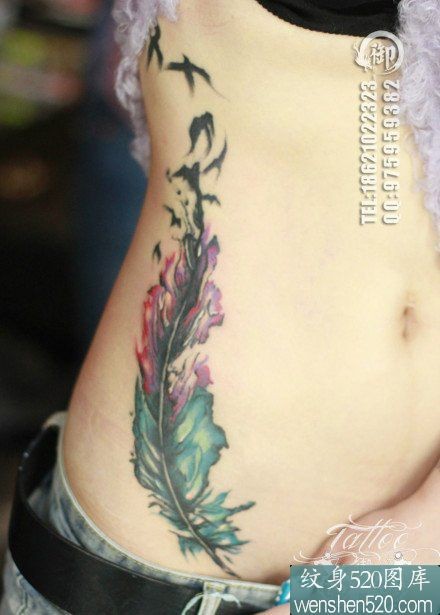 点击大图看下一张：女性侧腰彩色羽化燕纹身图案