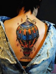 女性背部彩色热气球纹身