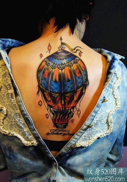 点击大图看下一张：女性背部彩色热气球纹身