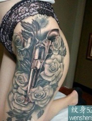 女性腿部手枪玫瑰花纹身图案