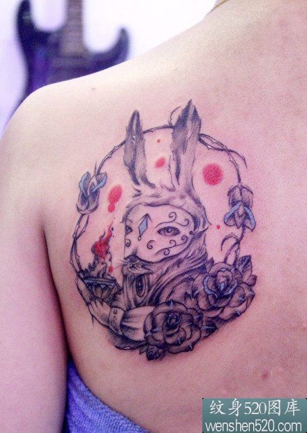 点击大图看下一张：女性背部兔子玫瑰花纹身图案