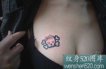 点击大图看下一张：女生胸部可爱的骷髅头纹身图案