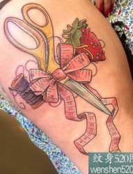 女性腿部剪刀蝴蝶结草莓纹身图案