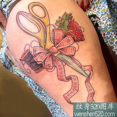 点击大图看下一张：女性腿部剪刀蝴蝶结草莓纹身图案