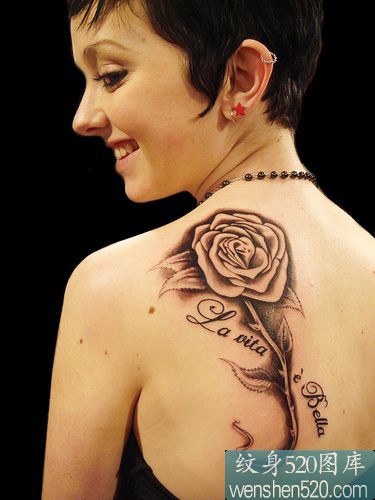 点击大图看下一张：唯美的肩部花朵纹身图案
