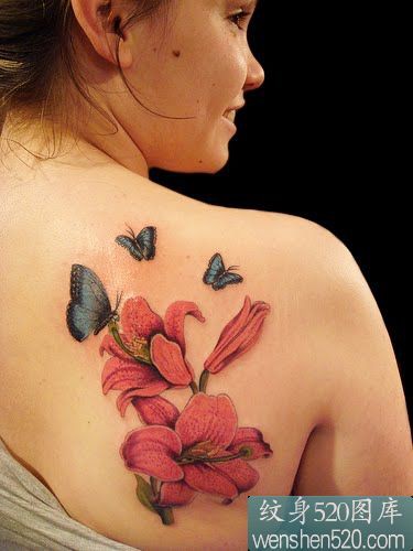 点击大图看下一张：唯美的肩部花朵纹身图案图2