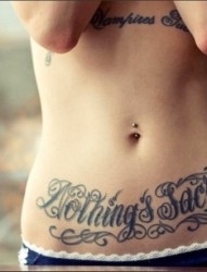 最具诱惑纹身：美女的腹部纹身