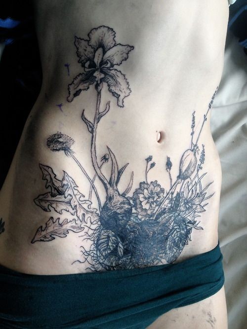 点击大图看下一张：最具诱惑纹身：美女的腹部纹身